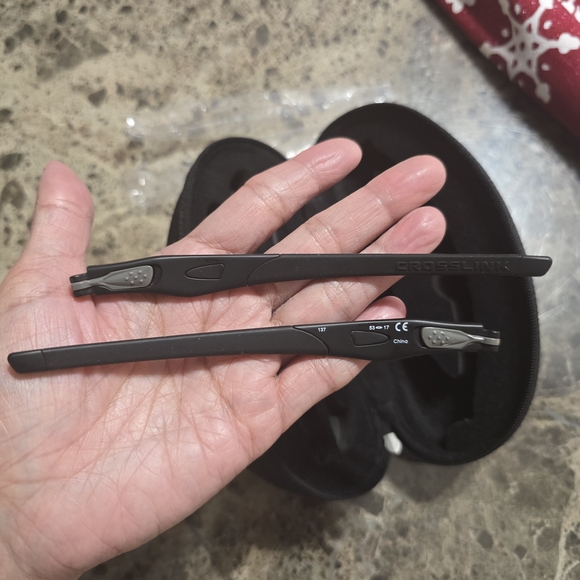 Oakley Hard Shell Glasses Case + Spare Temple Arms (Crosslink Series) - Picture 4 of 4